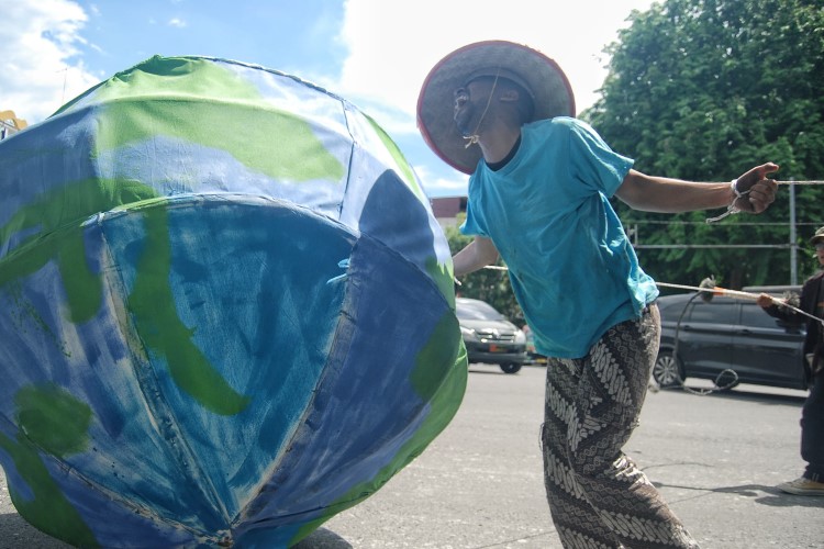 Aksi teatrikal oleh aktivis lingkungan di Lapangan Merdeka Medan dalam peringatan hari bumi sedunia