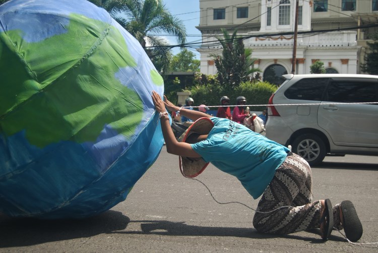 Aksi teatrikal oleh aktivis lingkungan di Medan dalam peringatan hari bumi sedunia