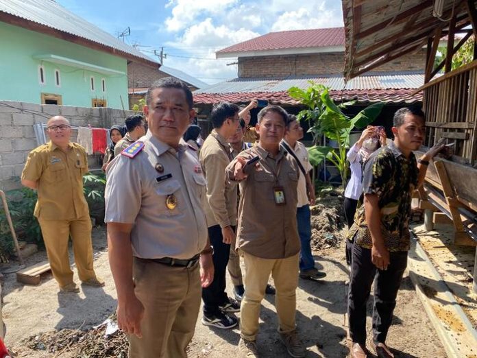 Kepala BPN Sergai Roni LP Sitanggang dan Warga mengikuti kegiatan puncak gerakan sinergi reforma agraria nasional secara virtual (f:ist/mistar)