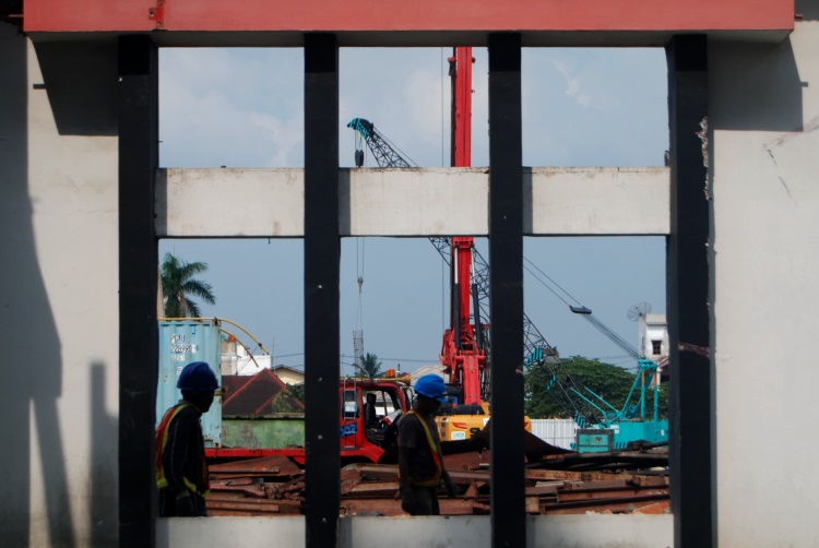 Dua orang pekerja konstruksi sedang beraktivitas di lokasi revitalisasi stadion Teladan Medan