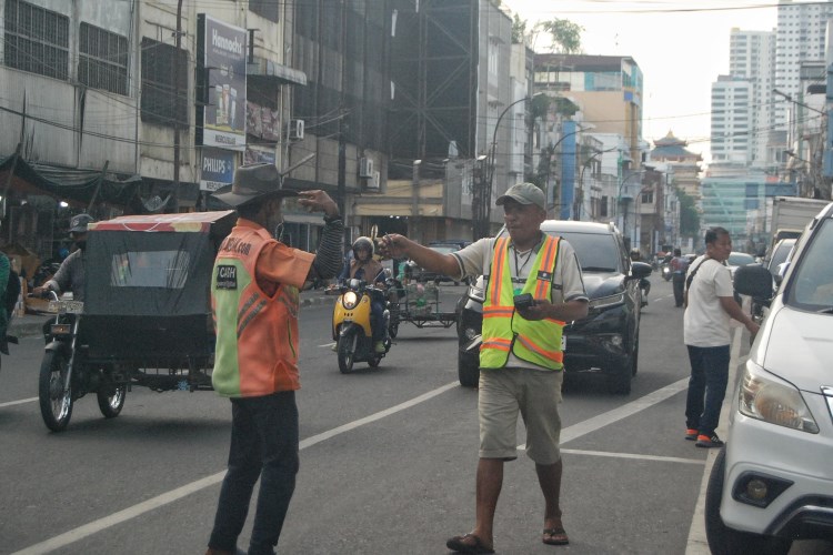 Dua petugas parkir di Medan saat sedang menjalankan tugas di kawasan E-Parking