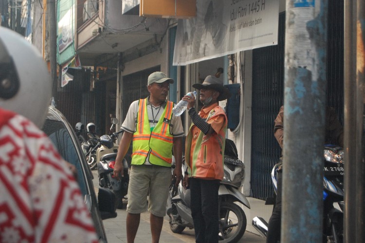 Dua tukang parkir di Medan saat sedang menjalankan tugas