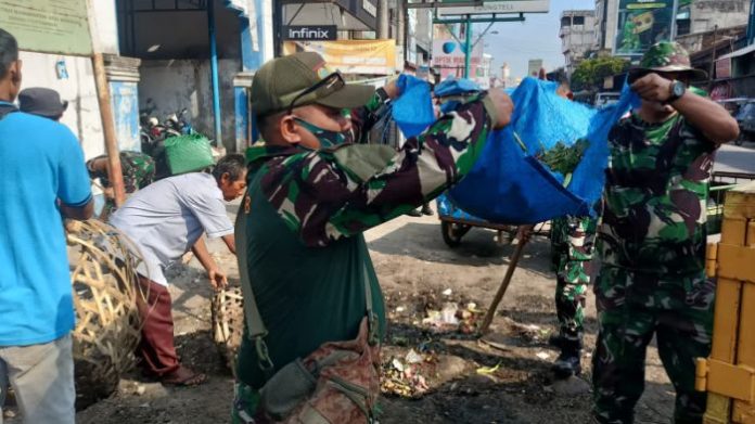 HUT Brigif 7RR, Koramil Galang Bersama Warga Gotong Royong Bersihkan Sampah