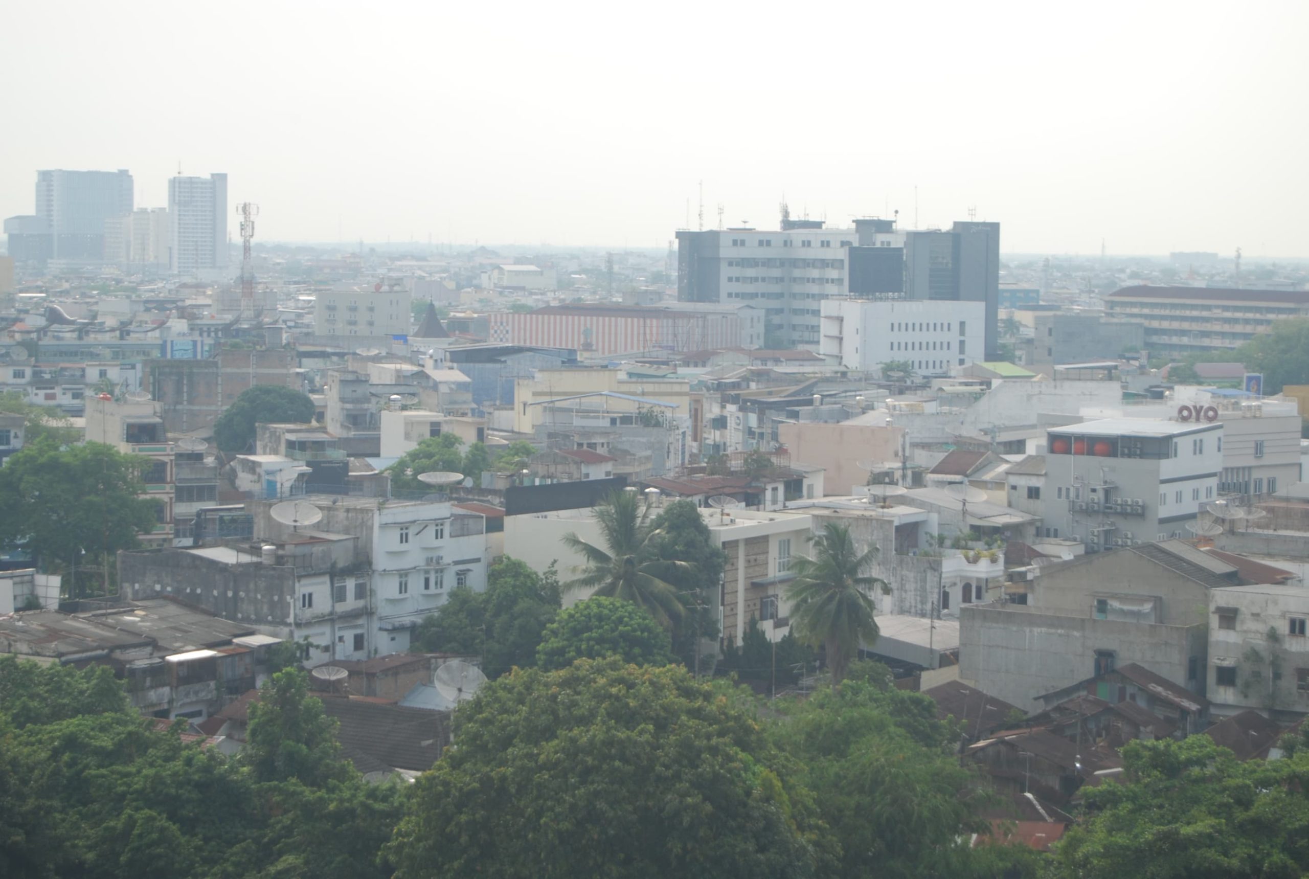 Kondisi udara Kota Medan yang terlihat tidak bersih,