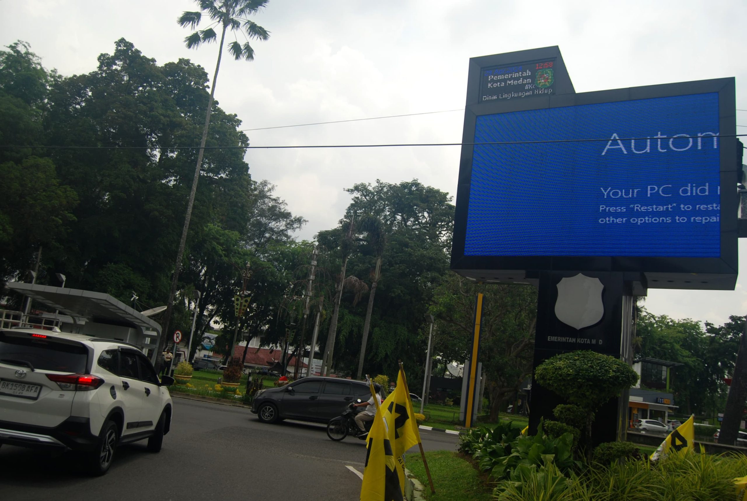 Sejumlah pengendara melintas di bawah alat ukur Indeks Standar Pencemaran Udara (ISPU) yang rusak, di Jalan Imam Bonjol, Medan, Sumatera Utara.