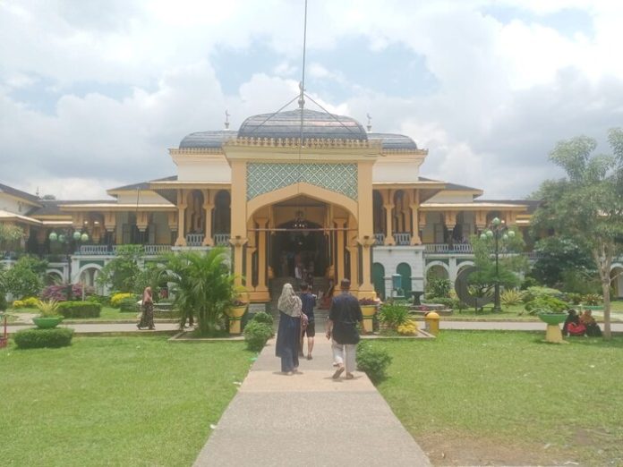 Sejumlah warga mulai padati Istana Maimun Medan (f: matius/mistar)