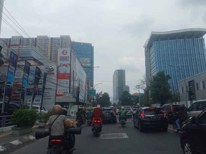 Kondisi lalu lintas di pusat kota Medan yang sudah mulai ramai (f: matius/mistar)