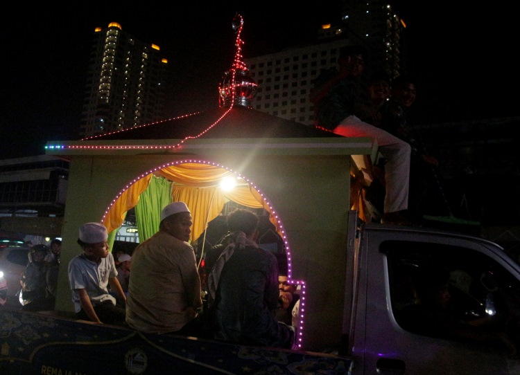 Masyarakat Medan bersuka cita saat menyambut Idul Fitri dengan mengendarai mobil hias