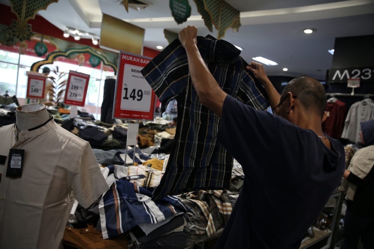 Menjelang lebaran Idul Fitri warga Medan berburu pakaian yang mendapat potongan harga