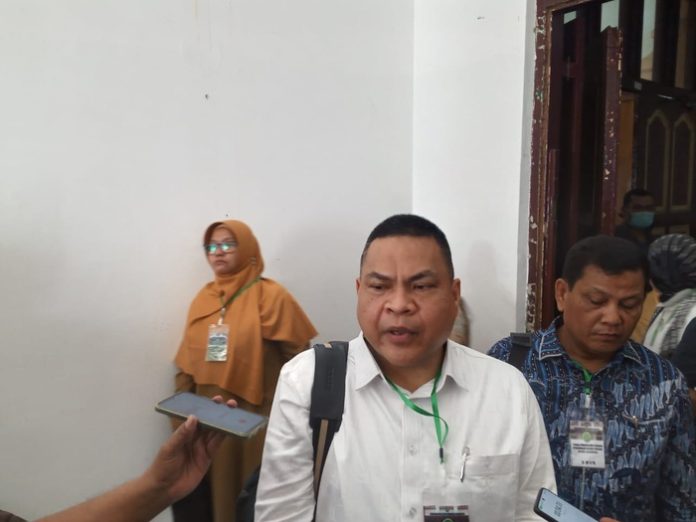 Ketua Tim PH Alwi Mujahit Hasibuan, Hasrul Benny Hasibuan, saat diwawancarai awak media. (f:deddy/mistar)