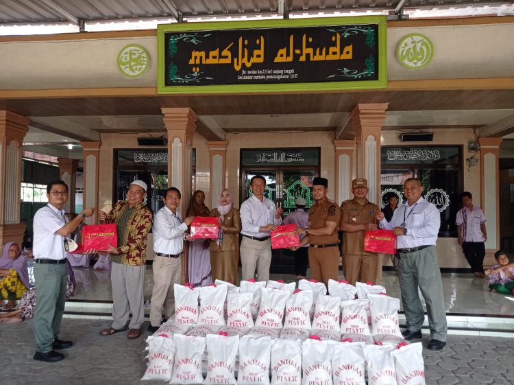 PT STTC serahkan bantuan kepada pengurus Masjid Al-Huda, Jalan Medan, Kelurahan Tanjung Tongah, Kecamatan Siantar Martoba.