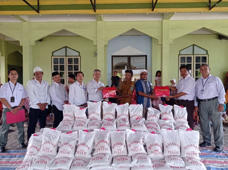 PT STTC serahkan bantuan kepada pengurus Masjid At-Taqwa Semangat Baris, Desa Silau Malaha, Kecamatan Siantar, Kabupaten Simalungun.