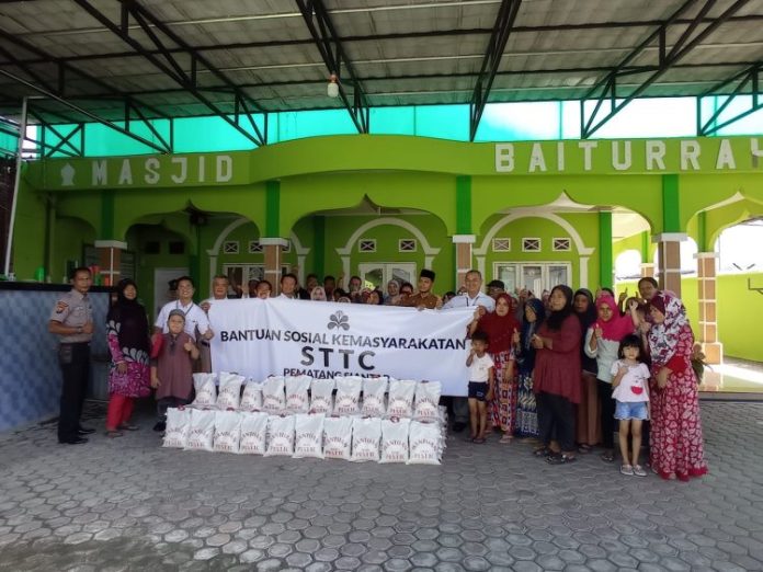 PT STTC serahkan bantuan kepada pengurus Masjid Baiturrahim, Kelurahan Tambun Nabolon, Kecamatan Siantar Martoba.