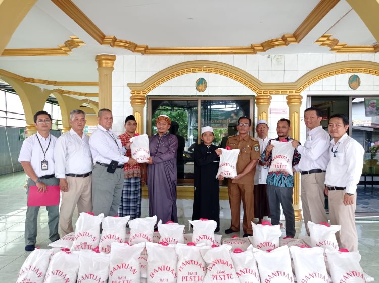 PT STTC serahkan bantuan kepada pengurus Masjid Taqwa, Kelurahan Tomuan, Kecamatan Siantar Timur.