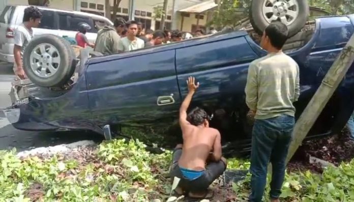 Pecah Ban, Mobil Kijang Terbalik di Ruas Jalan Gunung Leuser Kota Tebing Tinggi