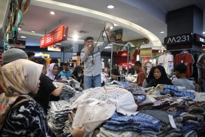 Pekerja salah satu pusat perbelanjaan di Medan menggelar obral yang sangat diminati warga