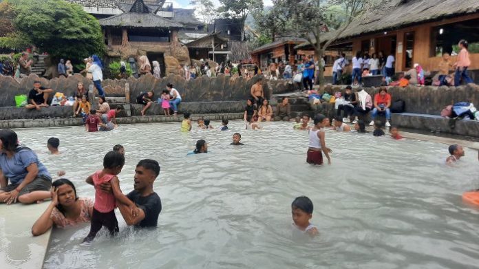 Pemandian Alam Air Panas Pariban Rekreasi Keluarga Primadona saat Libur Lebaran