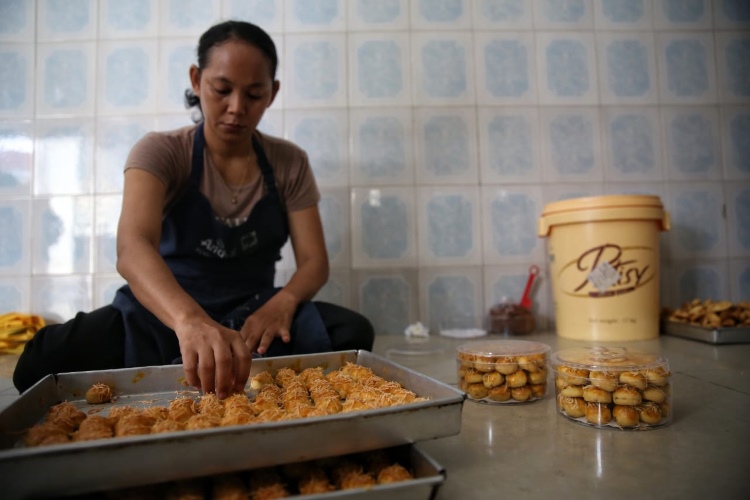 Pembuat kue kering lebaran di Medan menyusun kue yang sudah selesai di panggang