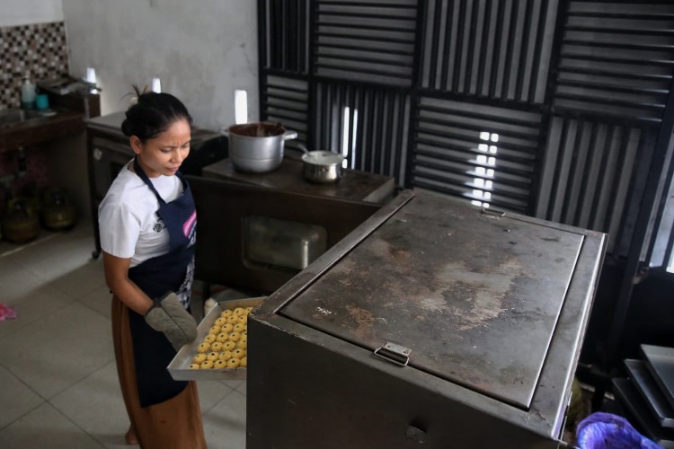 Pembuat kue kering untuk lebaran di Medan memasukan adonan ke dalam panggangan