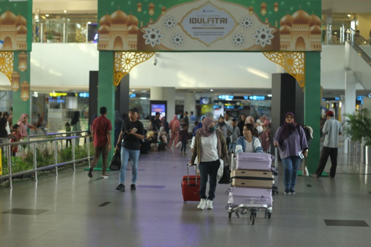 Pemudik dari luar Medan tiba di terminal kedatangan domestik Kualanamu