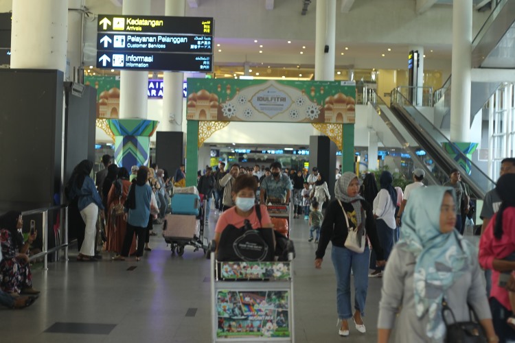 Pemudik dari luar Sumatera memadati Terminal Kedatangan Kualanamu International Airport