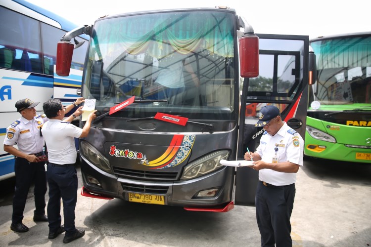 Petugas Dinas Perhubungan Provinsi Sumatera Utara melakukan uji kelayakan angkutan umum di Terminal Amplas