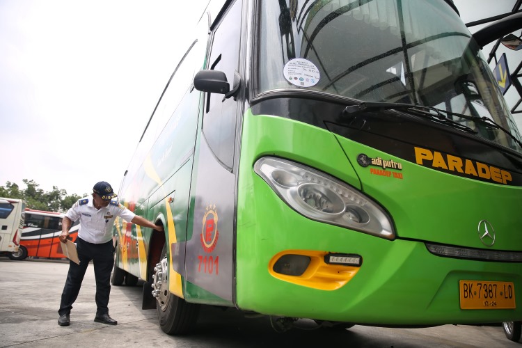 Petugas Dinas Perhubungan Provinsi Sumatera Utara mengecek kondisi ban bus jelang mudik 2024