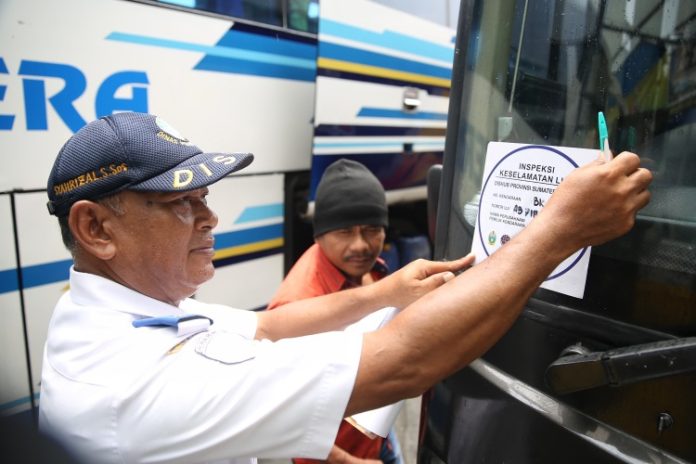 Petugas Dinas Perhubungan Provinsi Sumatera Utara pastikan inspeksi keselamatan pada bus AKAP di Terminal Amplas Medan