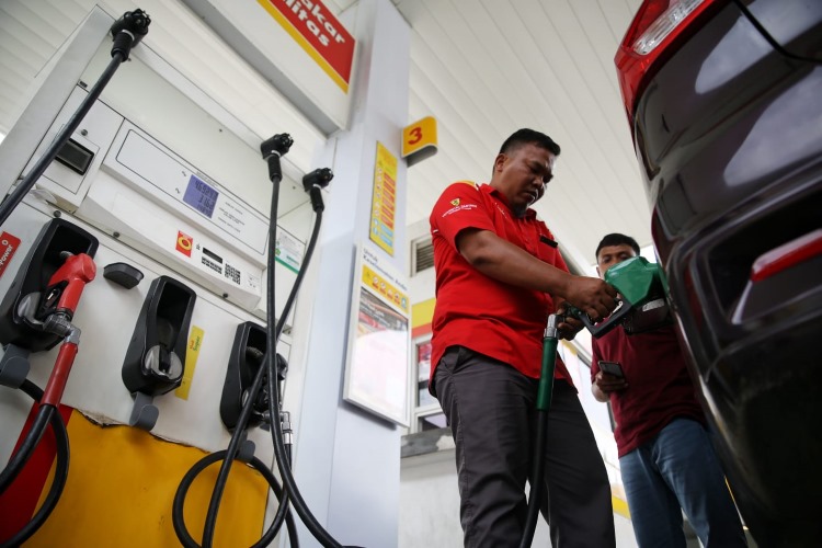 Petugas SPBU milik Shell mengisi BBM pelanggan kendaraan roda 4 di Medan