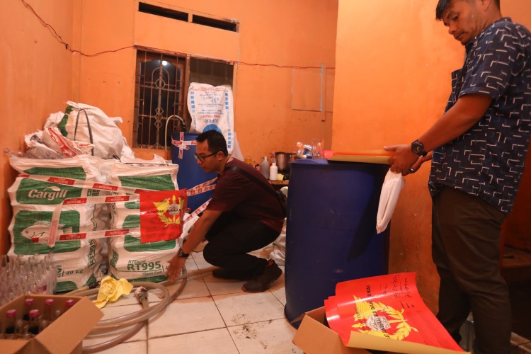 Petugas dari Bea Cukai dan Kodim 02 01 BS menyegel sejumlah botol siap edar dan drum berisi bahan baku fermentasi minuman keras ilegal