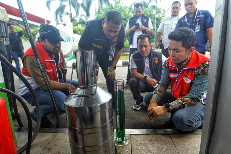 Petugas gabungan melakukan pengecekan BBM menggunakan tabung ukur di Medan
