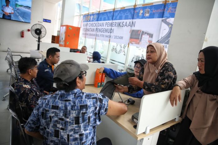 Petugas kesehatan sedang melakukan pemeriksaan tekanan darah sopir bus AKAP di Terminal Amplas Medan
