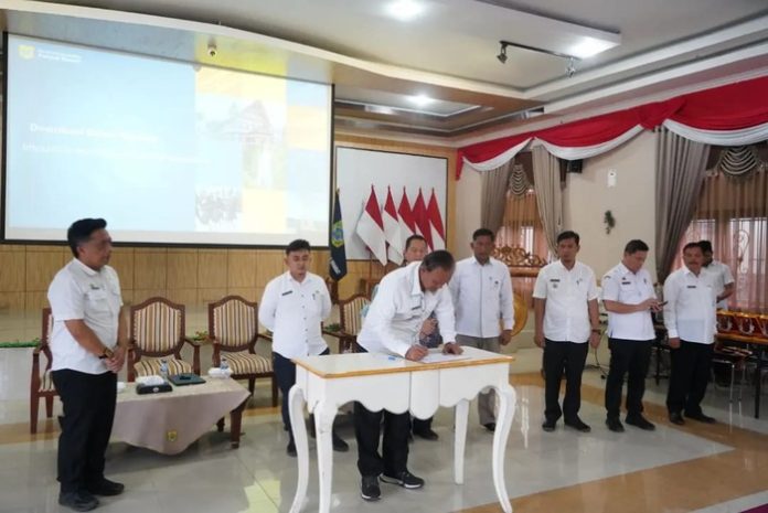 Wakil Bupati, H Mutsyuhito Solin menandatangani Musrenbang RPJPD (f:ist/mistar)