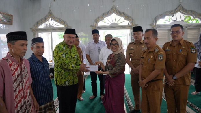 Ramadhan Berbagi, Perumda Tirtauli Bersama Wali Kota Susanti Dewayani Salurkan Bantuan ke Masjid