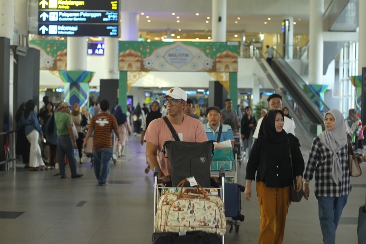 Ribuan pemudik padati terminal kedatangan Kualanamu International Airport