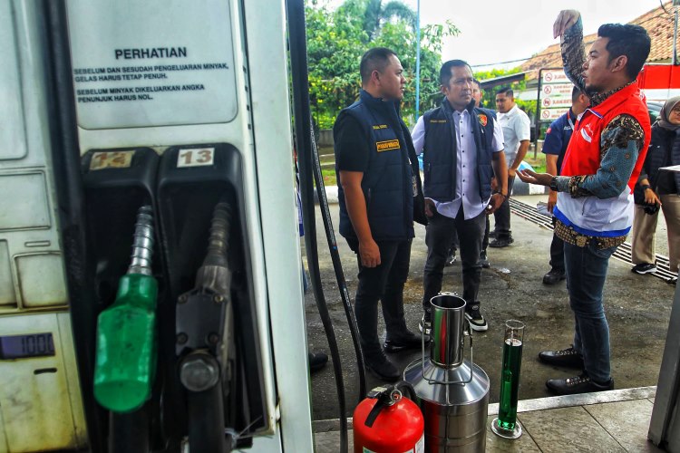 Satgas gabungan berdiskusi saat melakukan pengecekan kualitas BBM di Medan