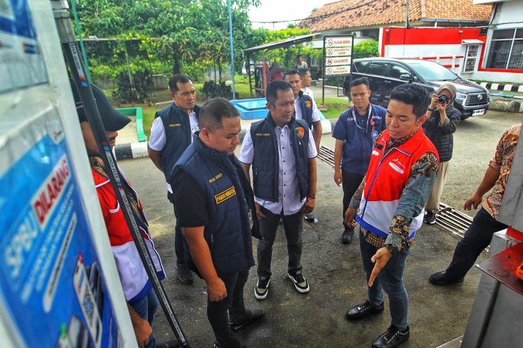 Satgas gabungan dari Polda Sumut, Disperindag dan Pertamina melakukan pengecekan kualitas BBM di Medan