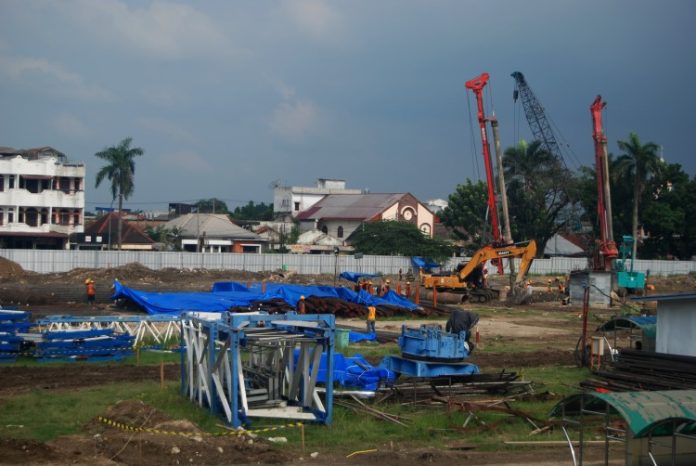 Sejumlah pekerja konstruksi dan alat berat di lokasi revitalisasi stadion teladan Medan