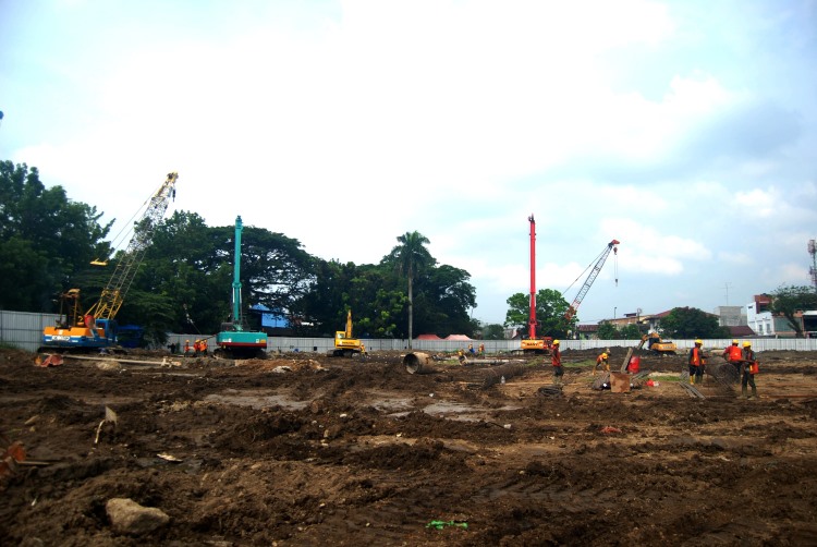 Sejumlah pekerja konstruksi dan alat berat sedang melakukan revitalisasi stadion teladan Medan