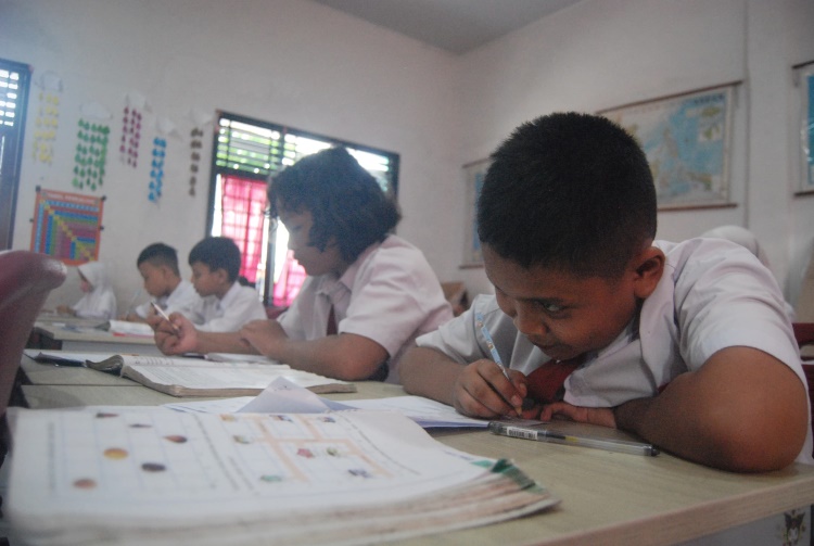 Sejumlah siswa mengikuti kegiatan belajar saat hari pertama masuk sekolah setelah libur Lebaran di SD Negeri 060818, Kec. Medan Kota, Medan, Sumatera Utara