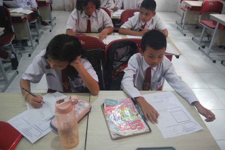 Sejumlah siswa mengikuti kegiatan belajar saat hari pertama masuk sekolah setelah libur Lebaran di SD Negeri 060818, Kec. Medan Kota, Medan