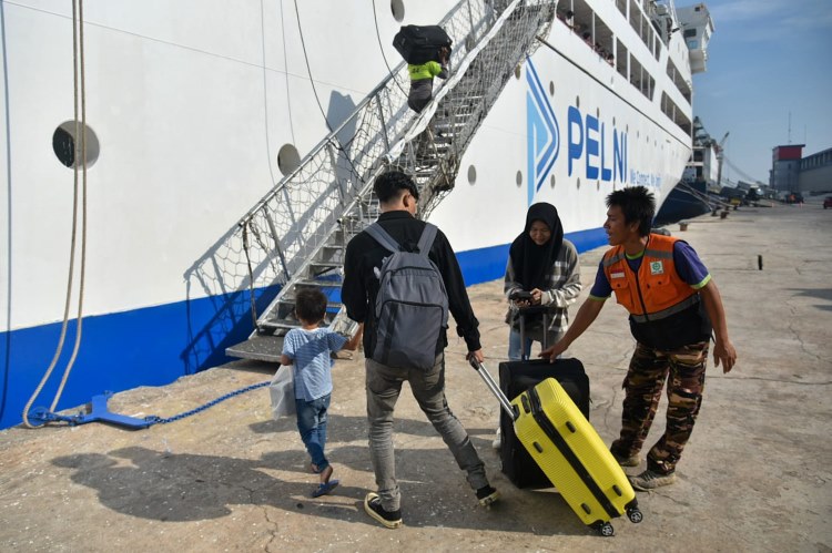 Seorang porter menawarkan jasa angkat barang kepada penumpag kapal motor (KM) Kelud di Belawan