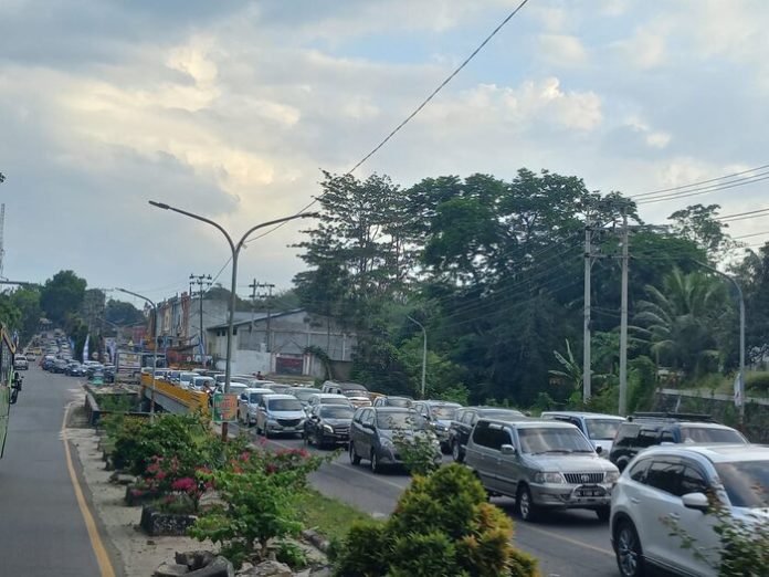 Antrian kendaraan di Jembatan Sigagak Jalan Medan (f:roland/mistar)