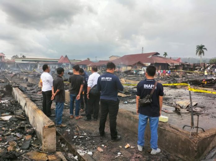 Tim Labfor Mabes Polri Olah TKP Kebakaran di Pasar Tarutung