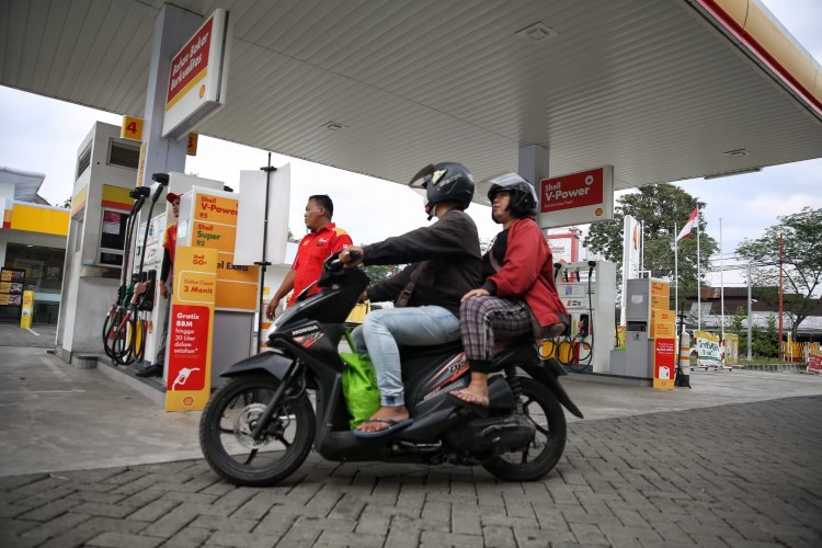 Warga Medan memasuki SPBU milik Shell untuk mengisi BBM