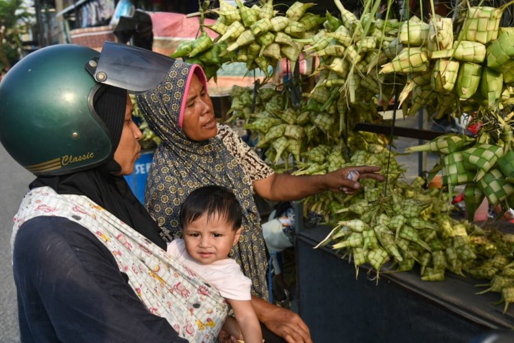 Warga Medan membeli sarang ketupat jelang Lebaran Idul Fitri