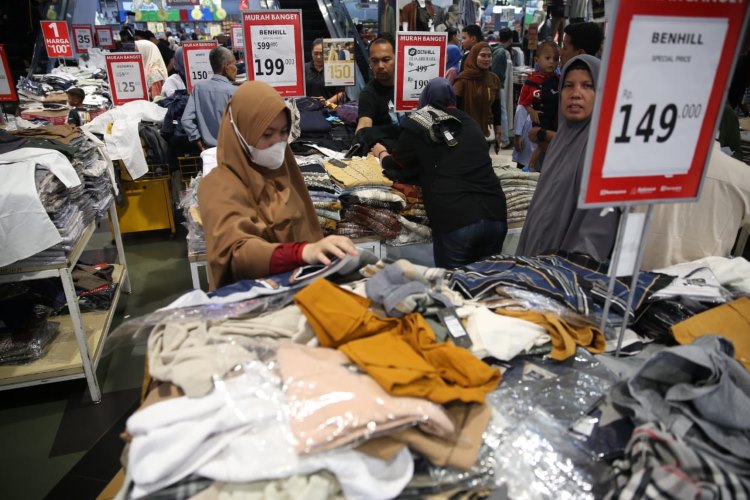 Warga di Kota Medan sedang memilih pakaian diskon di salah satu pusat perbelanjaan jelang Idul Fitri 1445 Hijriah