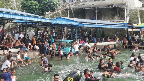 Wisatawan memenuhi pantai bebas Parapat