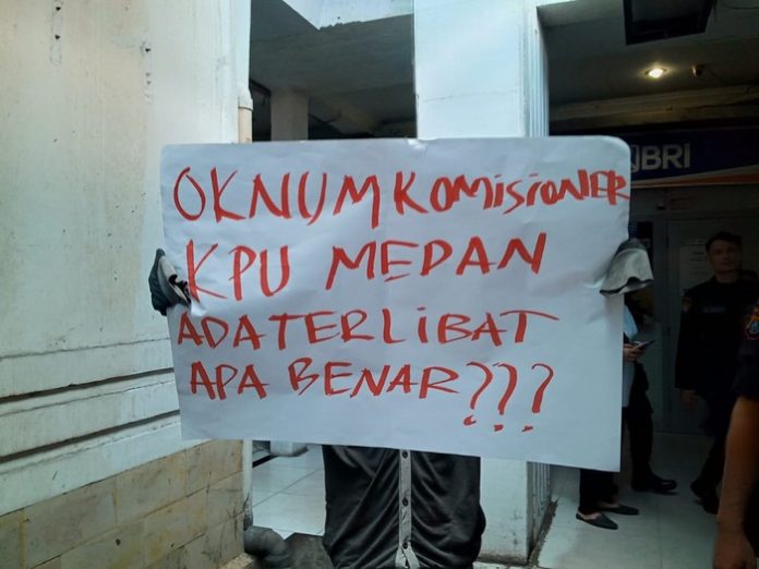 Sejumlah orang yang mengatasnamakan Aripsu Sumut saat mendatangi PN Medan. (f:deddy/mistar)