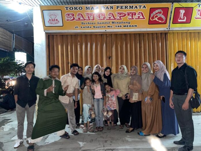 Berbagi takjil bersama anak jalanan di Medan (f:ist/mistar)